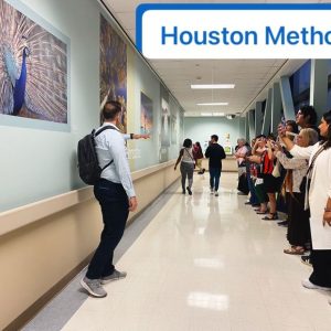 NOAHCON 24 Attendees looking at art at Houston Methodist.